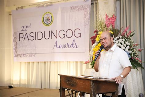 pasidungog in english|Meaning of pasidungog .